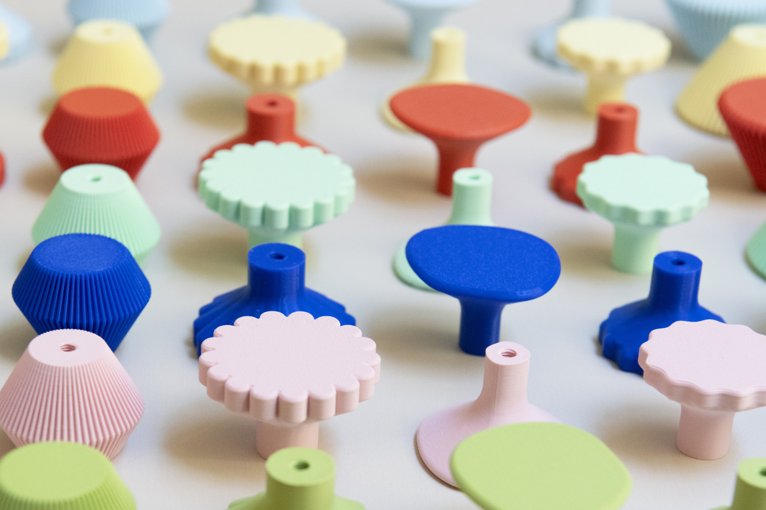 Poignées et boutons de meubles colorés Studio Couleur