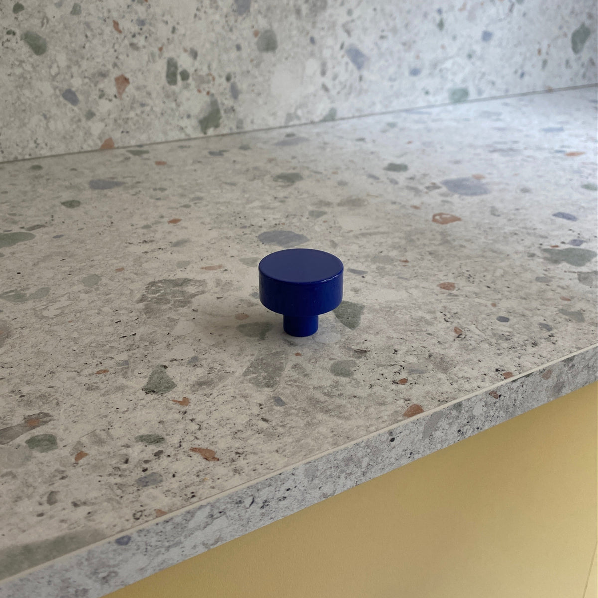 Bouton de porte de cuisine ou armoire bleu klein finition brillante diamètre 35mm