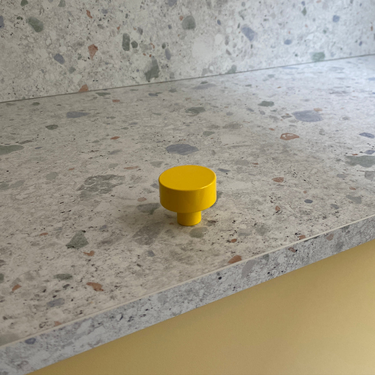 Bouton de porte de cuisine ou armoire jaune finition brillante diamètre 35mm