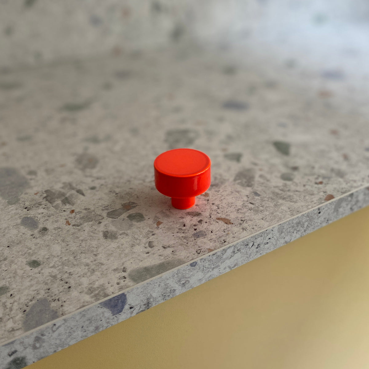 Bouton de porte de cuisine ou armoire rouge fluo finition brillante diamètre 35mm