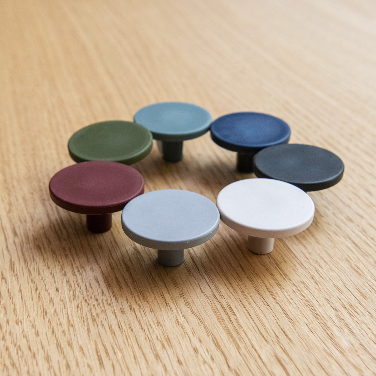Boutons de porte de meuble en plastique recyclé de 42 mm de diamètre dans les couleurs : vert, rouge, bleu marine, bleu grisé, noir et beige.