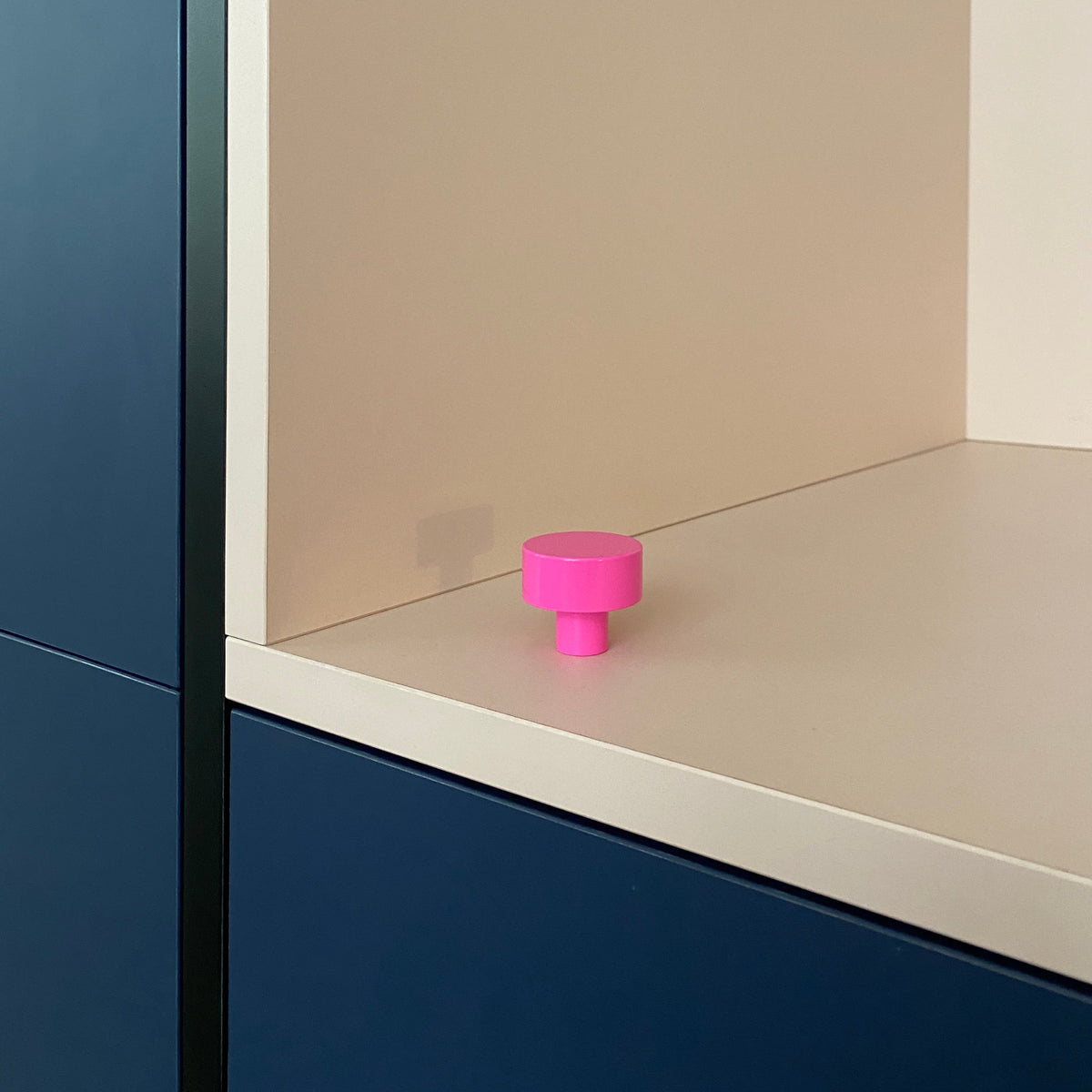 Bouton de porte de cuisine ou armoire rose fluo finition brillante diamètre 35mm