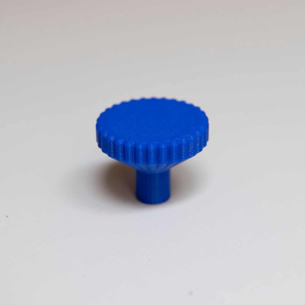 Bouton de meuble Biscuit couleur bleu outremer, créé en collaboration entre Studio Couleur et Polycoco, en bioplastique éco-responsable.