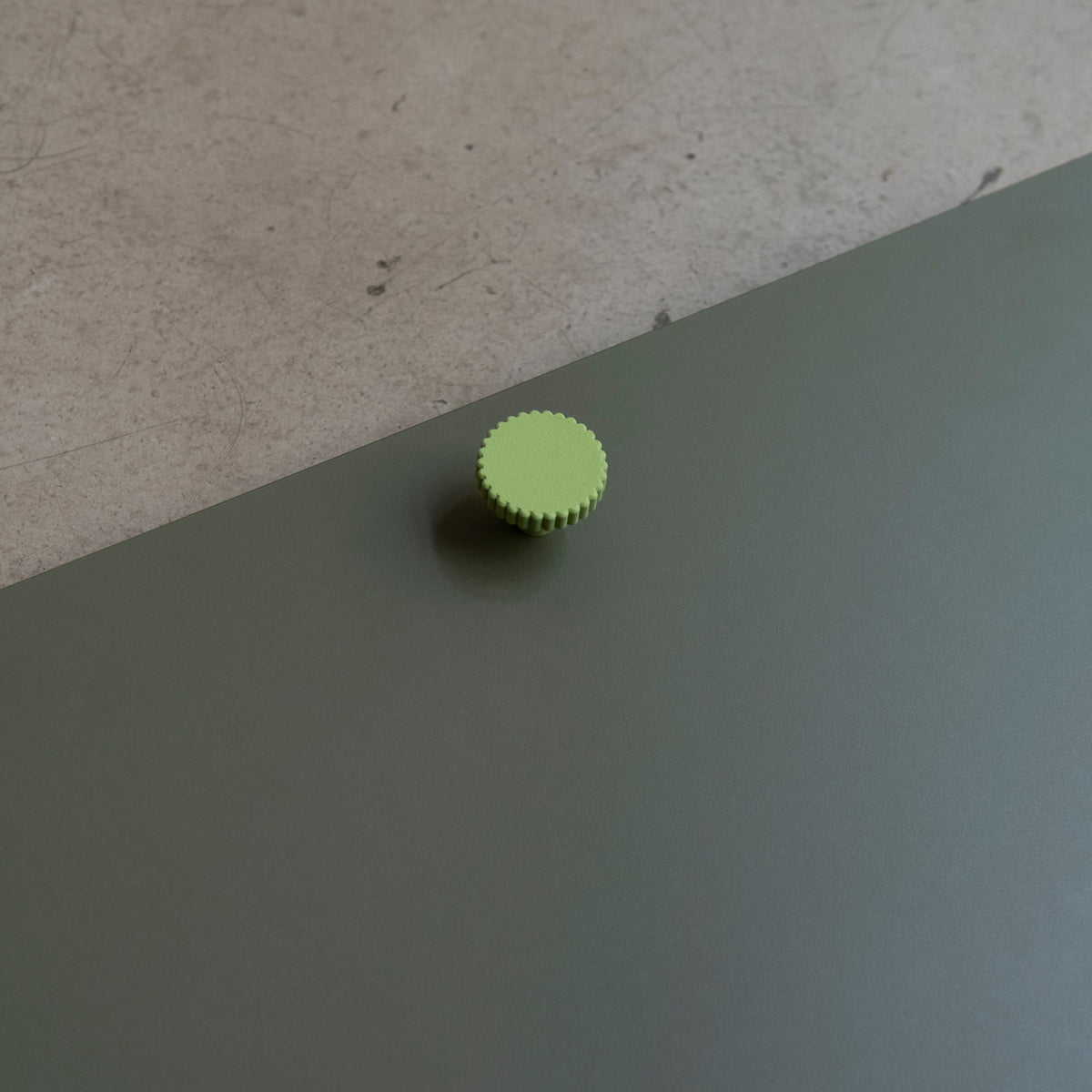 Bouton de meuble Biscuit couleur vert pistache, créé en collaboration entre Studio Couleur et Polycoco, en bioplastique éco-responsable.