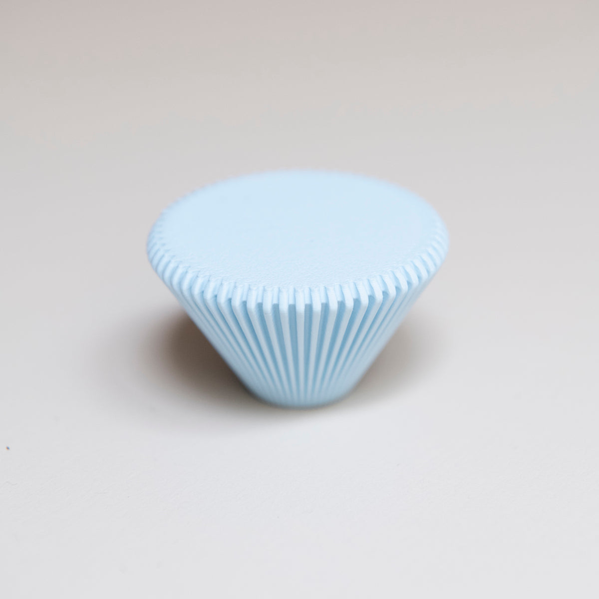 Bouton de meuble Cornet couleur bleu pâle, créé en collaboration entre Studio Couleur et Polycoco, en bioplastique éco-responsable.