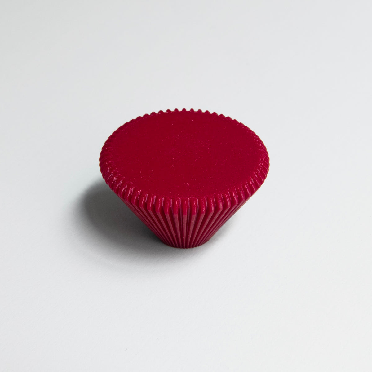 Bouton de meuble Cornet de couleur rouge, créé en collaboration entre Studio Couleur et Polycoco, en bioplastique éco-responsable.
