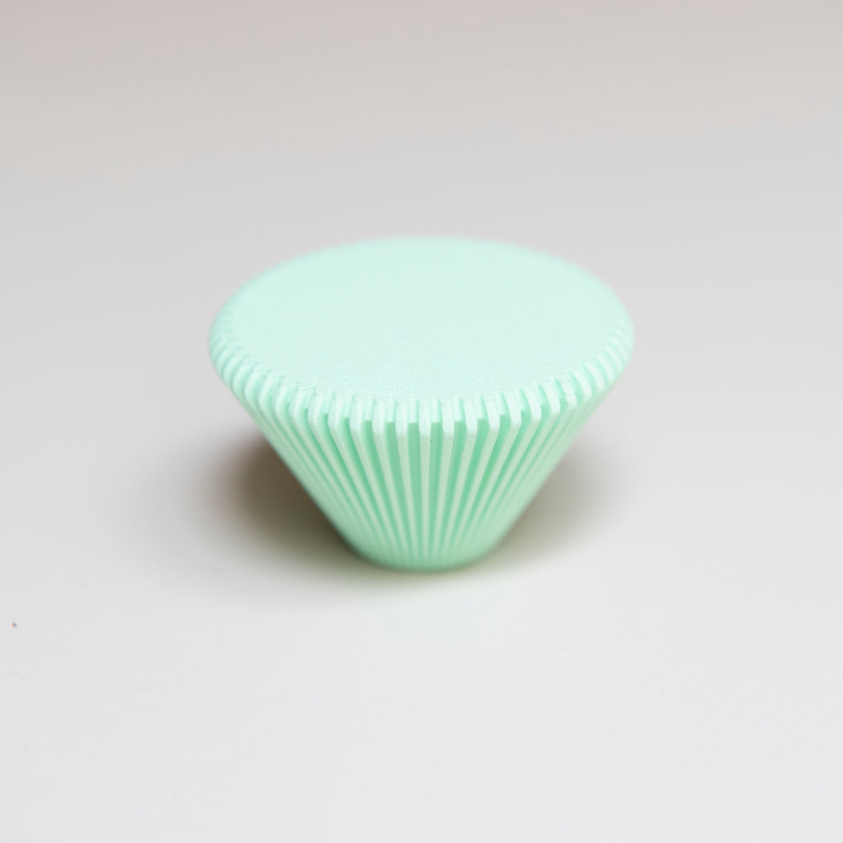 Bouton de meuble Cornet couleur vert menthe, créé en collaboration entre Studio Couleur et Polycoco, en bioplastique éco-responsable.