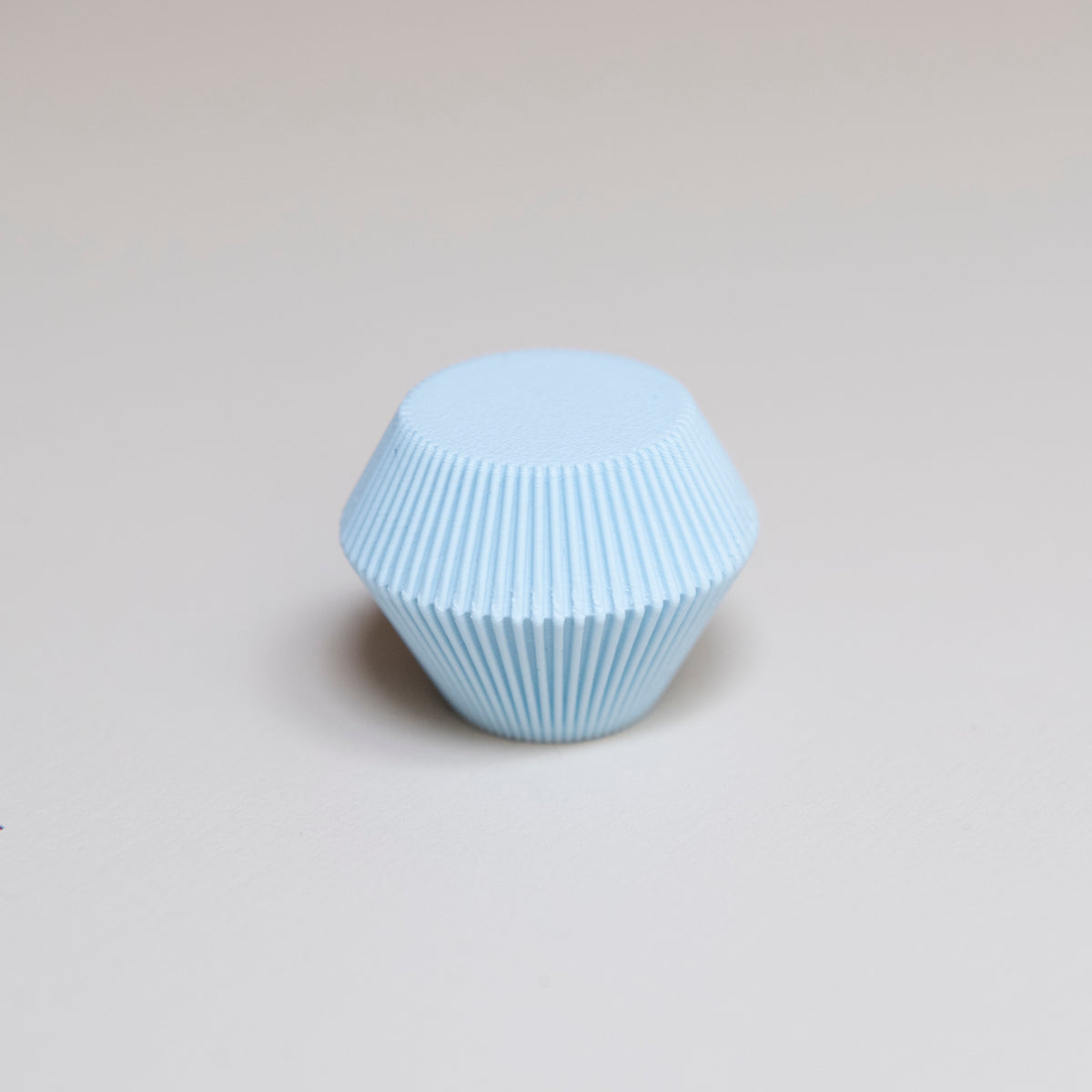 Bouton de meuble Facette couleur bleu clair, créé en collaboration entre Studio Couleur et Polycoco, en bioplastique éco-responsable.