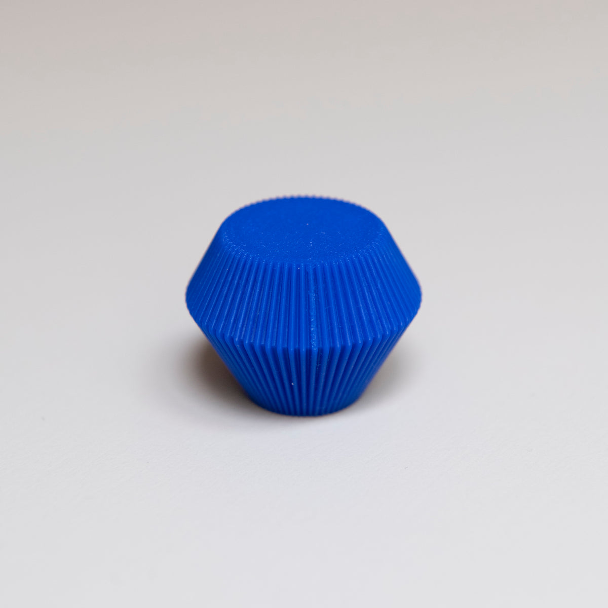 Bouton de meuble Facette couleur bleu outremer, créé en collaboration entre Studio Couleur et Polycoco, en bioplastique éco-responsable.