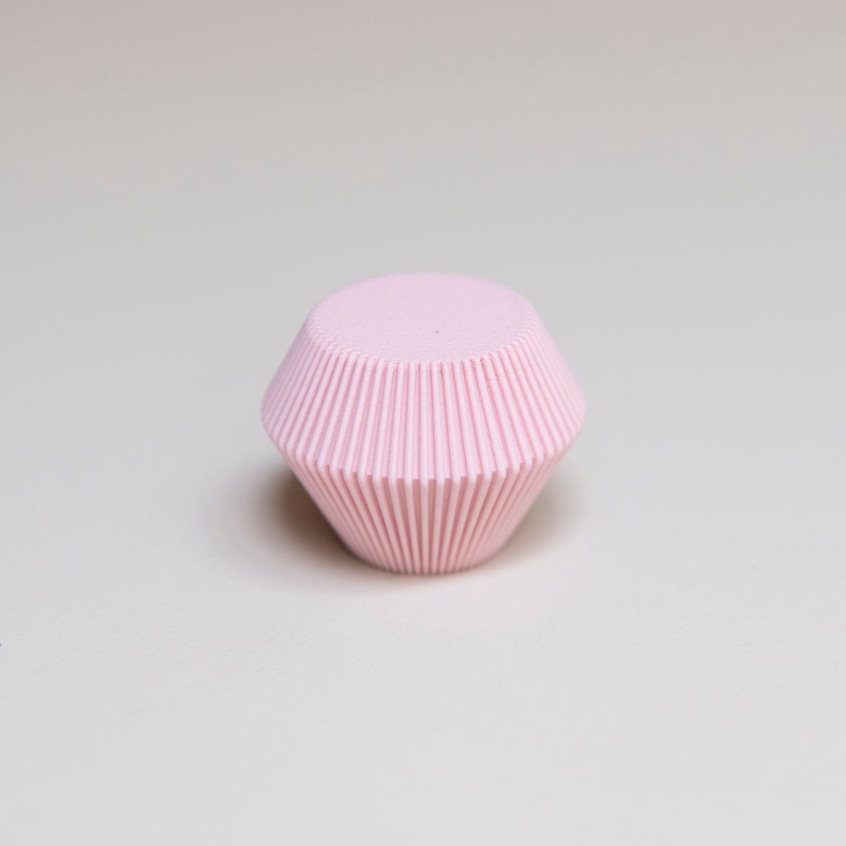 Bouton de meuble Facette couleur rose pâle, créé en collaboration entre Studio Couleur et Polycoco, en bioplastique éco-responsable.
