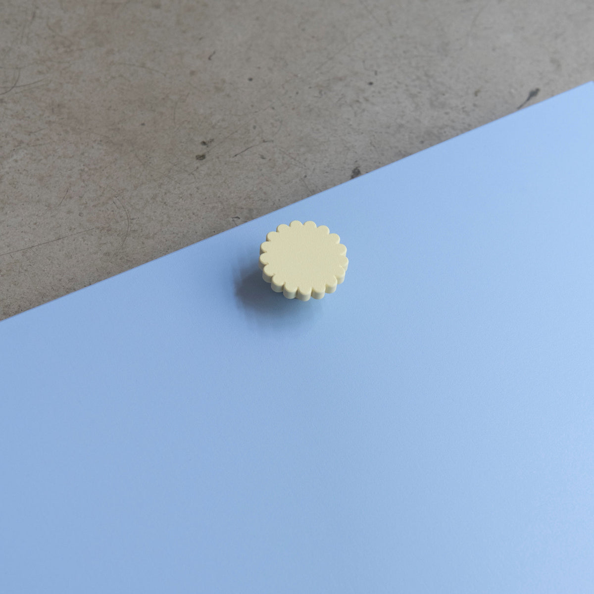 Bouton de meuble Marguerite couleur jaune clair créé en collaboration entre Studio Couleur et Polycoco, en bioplastique éco-responsable.