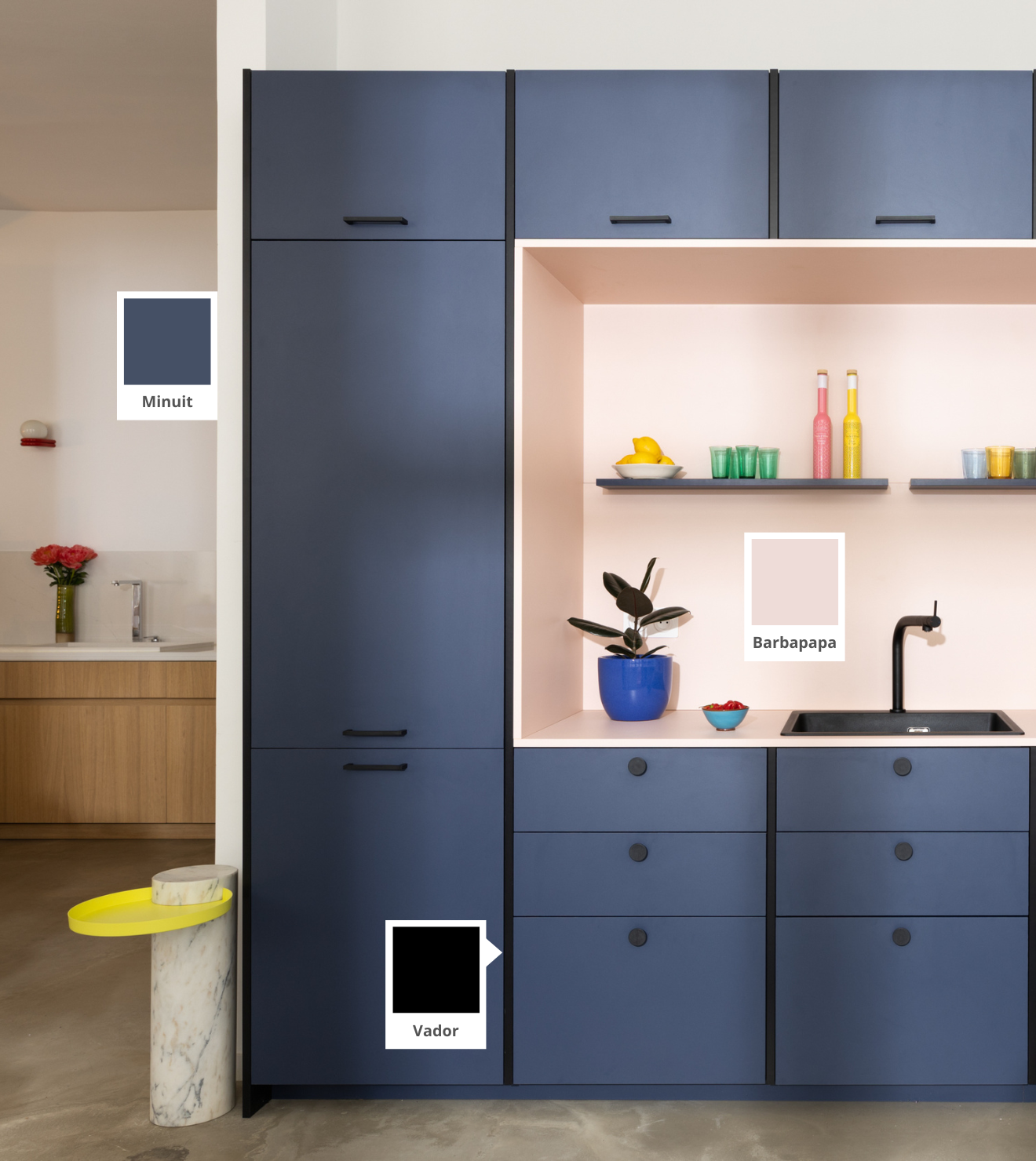 Cuisine portes bleues et plan de travail rose caissons Ikea Metod