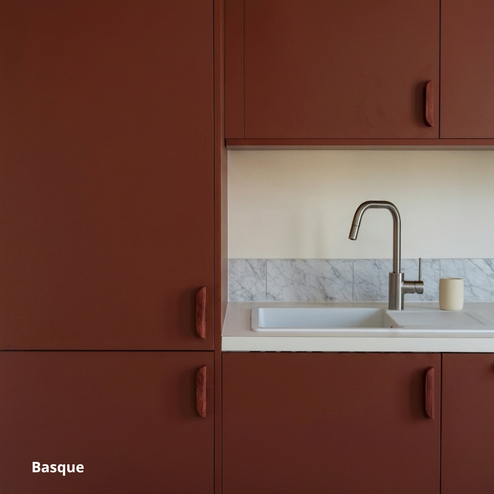 Petite cuisine Ikea Metod aux façades rouge bordeaux coloris "Basque"Studio Couleur.
