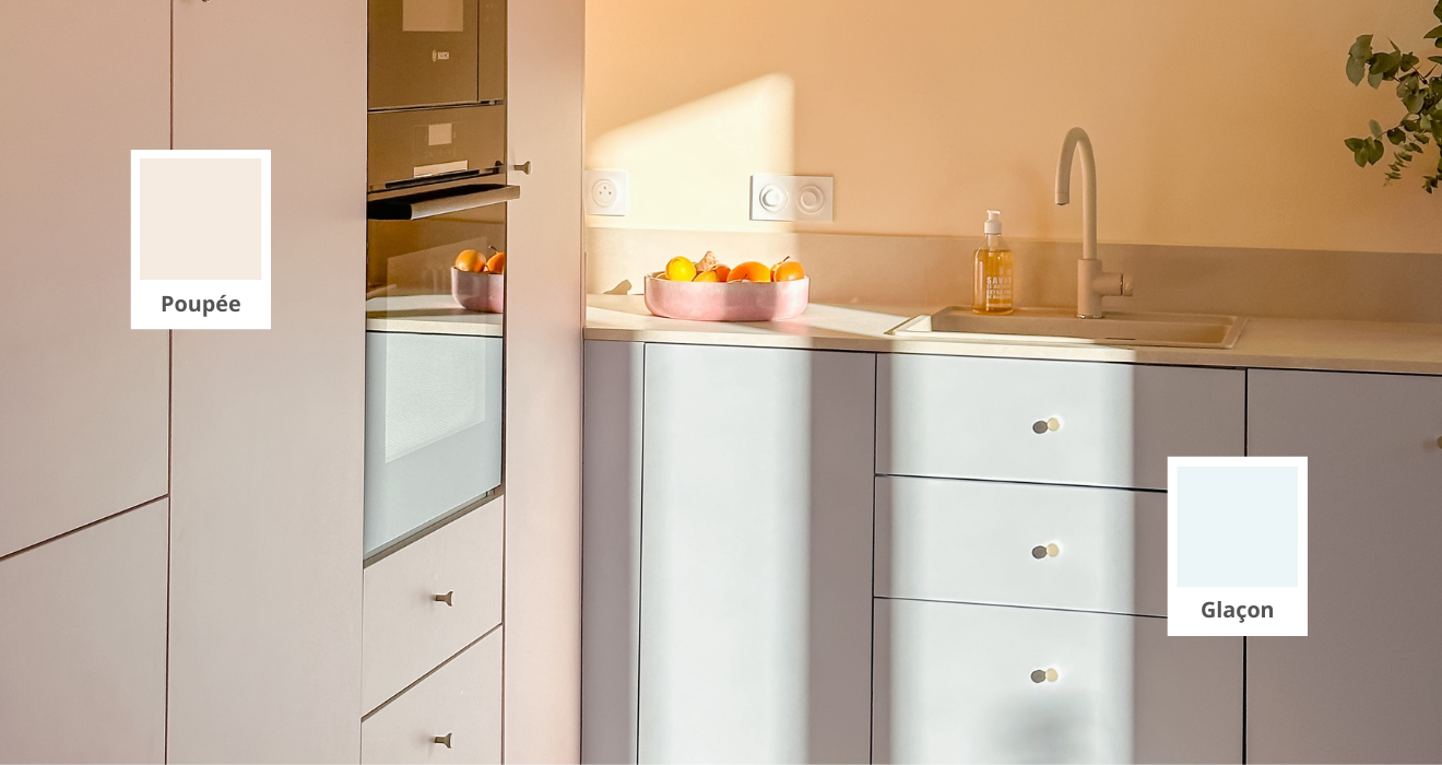 Cuisine Ikea Metod en L, portes roses et bleu clair