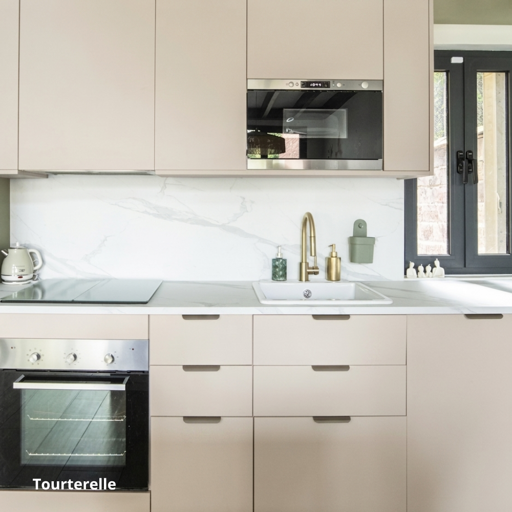 Petite cuisine Ikea Metod aux façades beige crème coloris "Tourterelle"Studio Couleur.