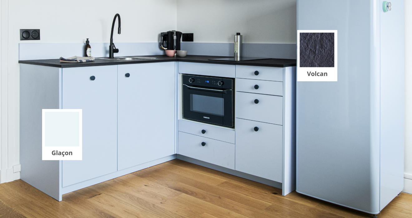 Cuisine Ikea Metod aux portes bleu clair et plan de travail noir aspect pierre