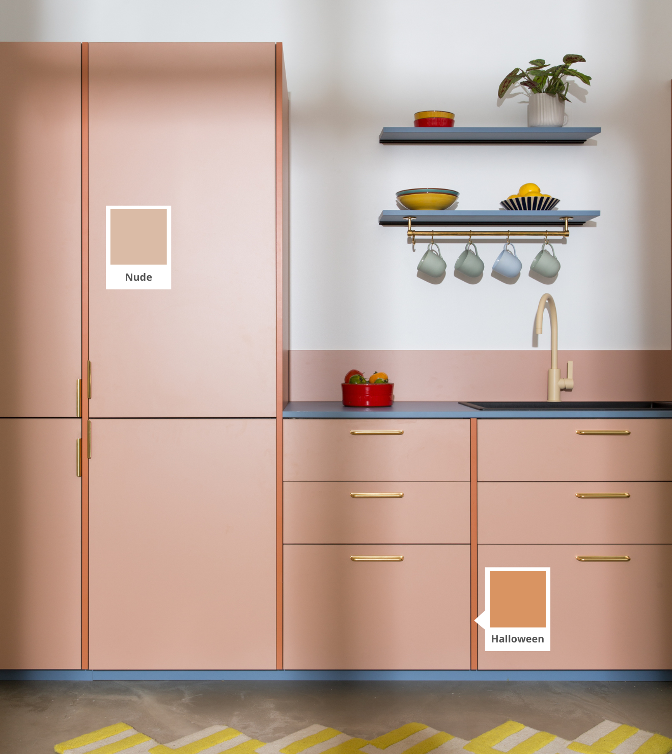 Cuisine ouverte Ikea Metod beige rosée, intercalaires orange