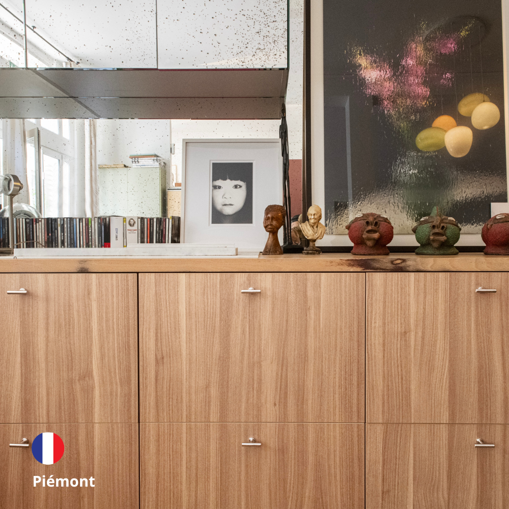 Façades de tiroir pour cuisine Ikea Metod, aspect bois noyer clair coloris "Piémont" Studio Couleur, et poignées de meubles en T coloris chrome poli.
