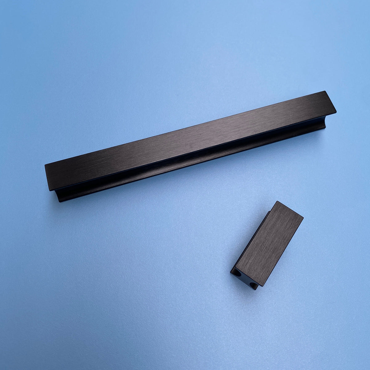 Poignées droites de cuisine noires en métal brossé, petite (5cm) et grande (20cm)