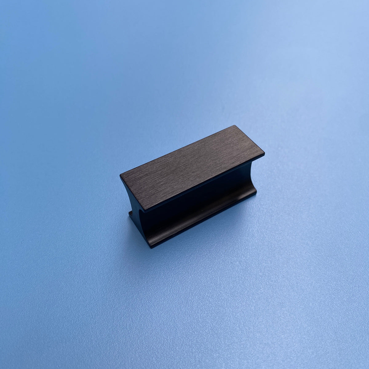 Petite poignée droite de cuisine coloris noir brossé mat