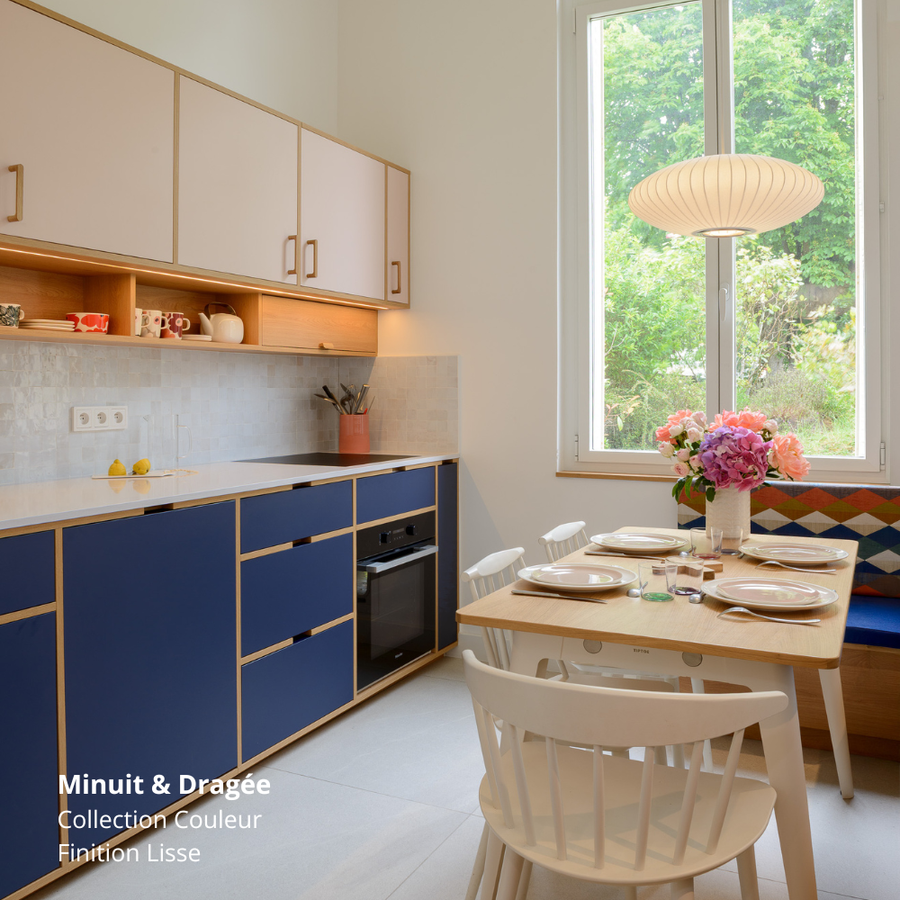 Cuisine linéaire bleue et rose montée sur des caissons Ikea Metod, aux façades de portes coloris "Dragée" et "Minuit" Studio Couleur.