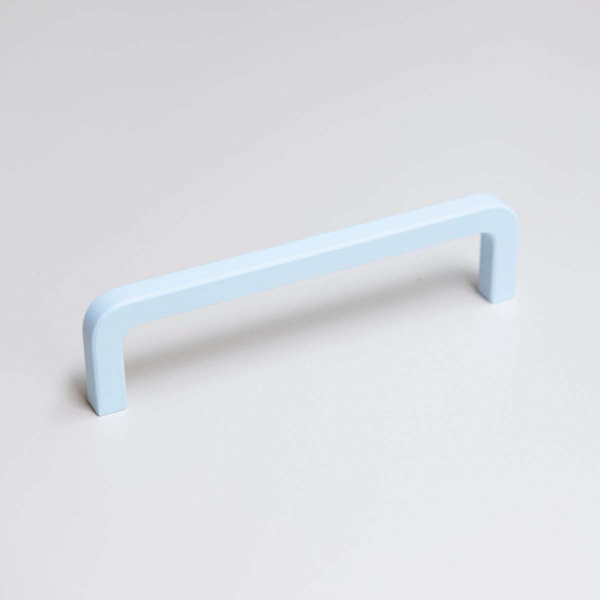 Poignée de meuble bleu pâle créée en collaboration par Polycoco et Studio Couleur, en bioplastique éco-responsable