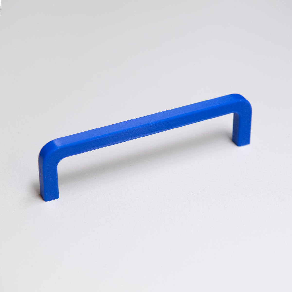 Poignée de meuble bleu outremer créée en collaboration par Polycoco et Studio Couleur, en bioplastique éco-responsable