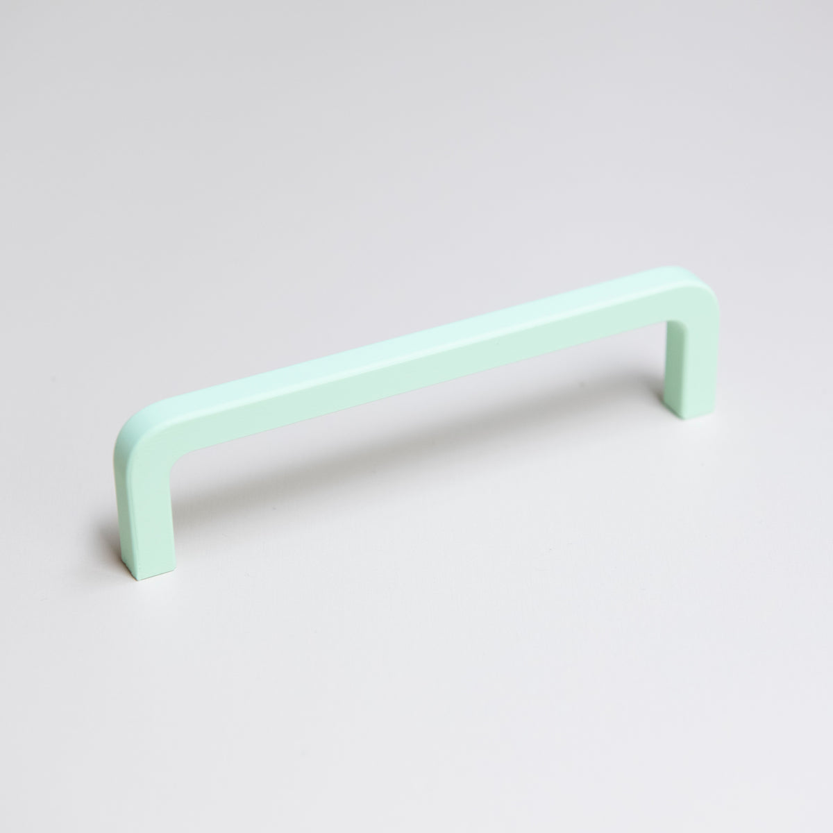 Poignée de meuble vert menthe créée en collaboration par Polycoco et Studio Couleur, en bioplastique éco-responsable