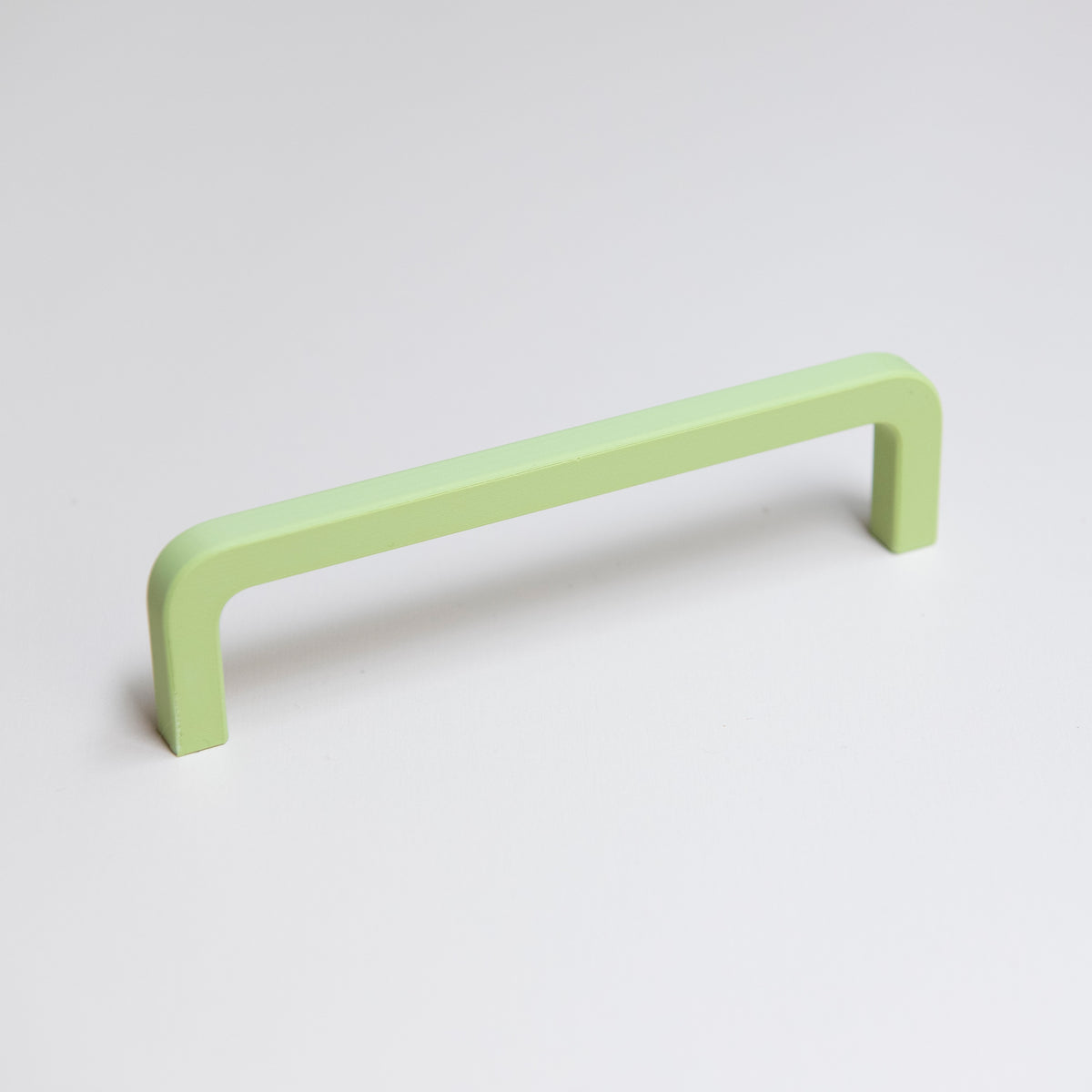 Poignée de meuble vert pistache créée en collaboration par Polycoco et Studio Couleur, en bioplastique éco-responsable