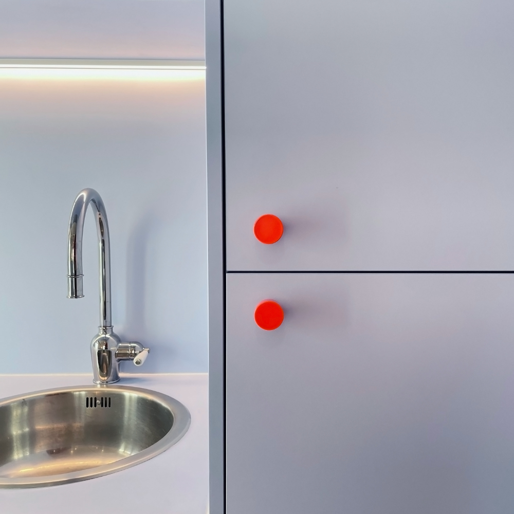 Poignées de meuble rouge fluo