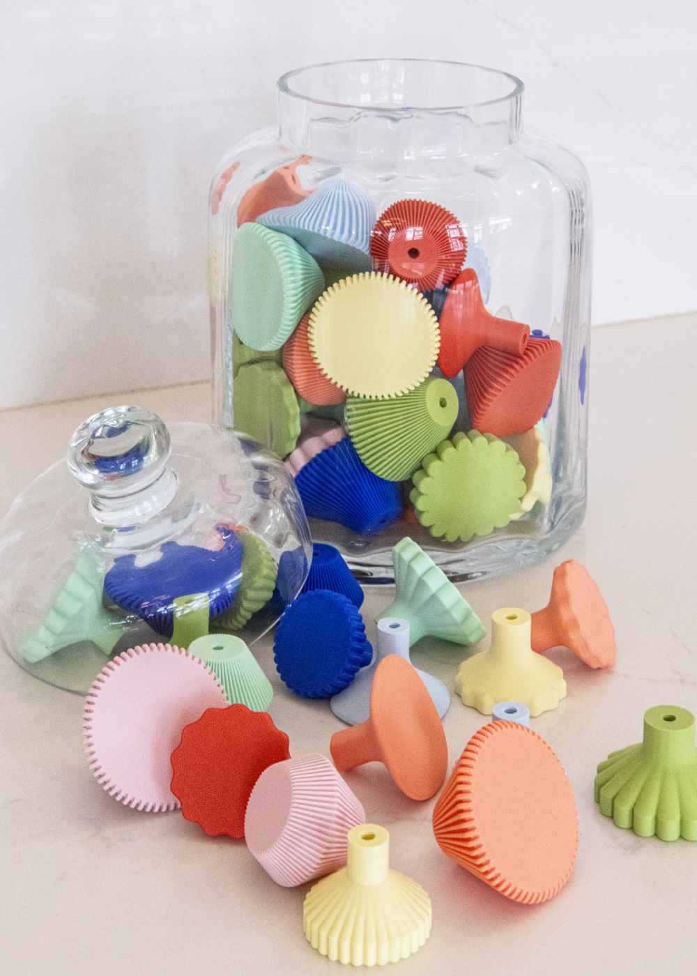 Poignées de meubles jaunes, vertes, bleues, roses, oranges et rouges collaboration Studio Couleur x Polycoco, en plastique recyclé impression 3D.