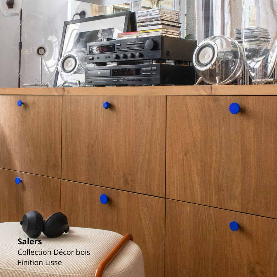 Meubles bas de cuisine Ikea Metod aux tiroirs aspect bois foncé coloris "Salers" Studio Couleur, et poignées bleu outremer Polycoco x Studio Couleur.