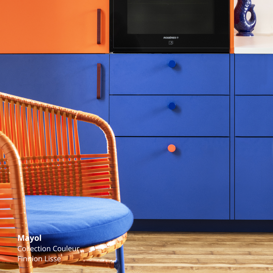 Meubles bas de cuisine Ikea Metod aux tiroirs bleu électrique coloris "Mayol" Studio Couleur, et poignées bleu marine et orange.