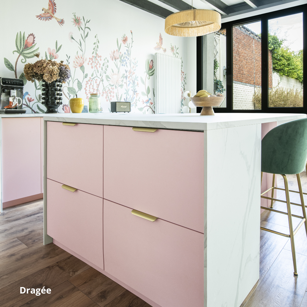 Tiroirs de cuisine Ikea Metod roses sous un ilot central
