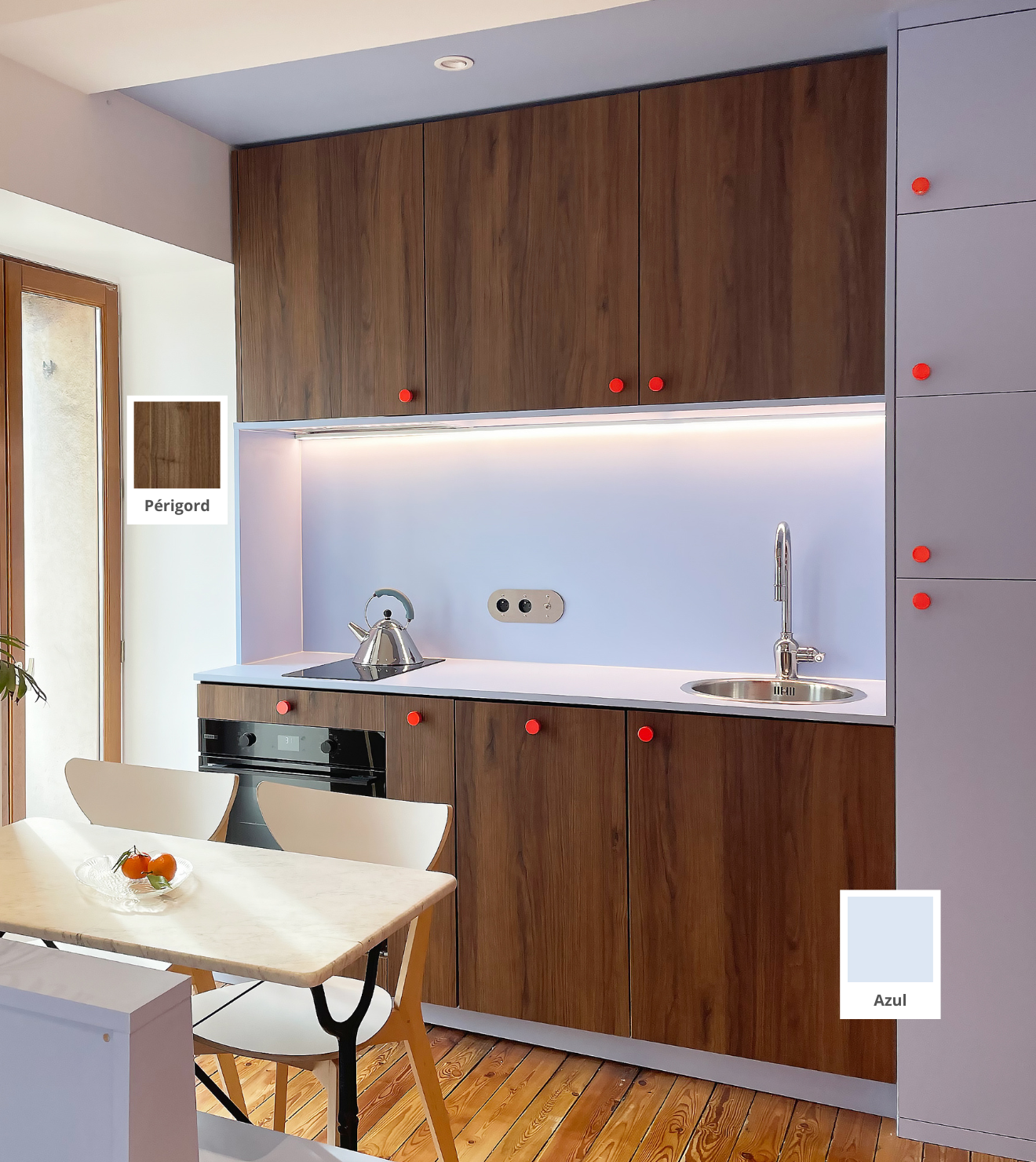 Cuisine ouverte bleue et bois foncé sur caissons Ikea Metod