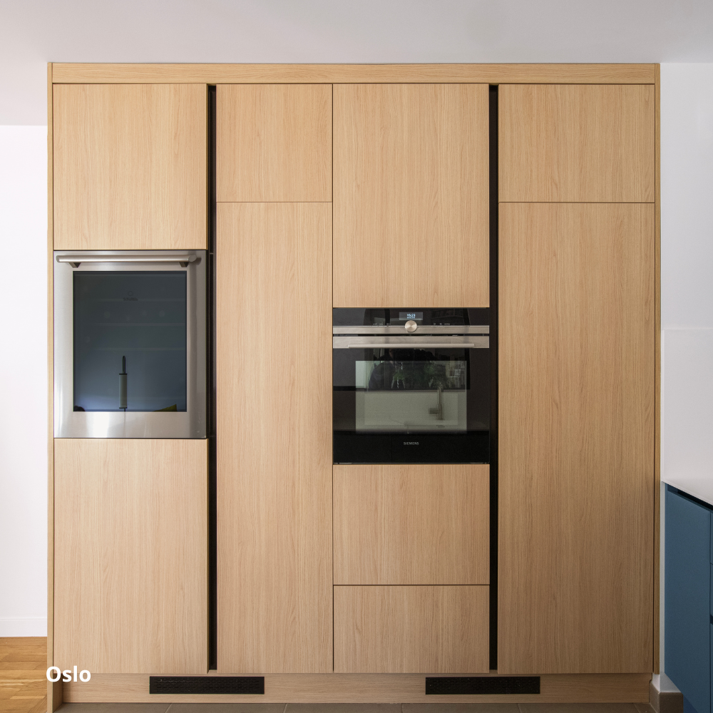 Armoires de cuisines toute hauteur en bois clair, avec four et micro ondes intégrés. Caissons Ikea Metod.