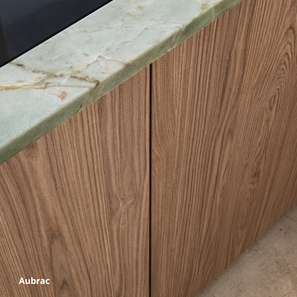Façades basses de cuisine aspect chêne foncé coloris "Aubrac" Studio Couleur, et plan de travail en pierre naturelle nuances de vert