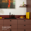 Meubles bas de petite cuisine Ikea Metod aux façades de tiroir lisses rouge bordeaux coloris "Bourgogne" Studio Couleur, et poignées rectangulaires noires. Panneau de finition et étagère coordonnées. Plan de travail et crédence rouge foncé coloris "Basque".