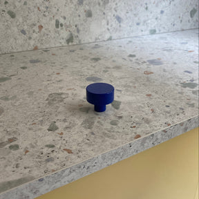 Bouton de porte de cuisine ou armoire bleu klein finition brillante diamètre 35mm