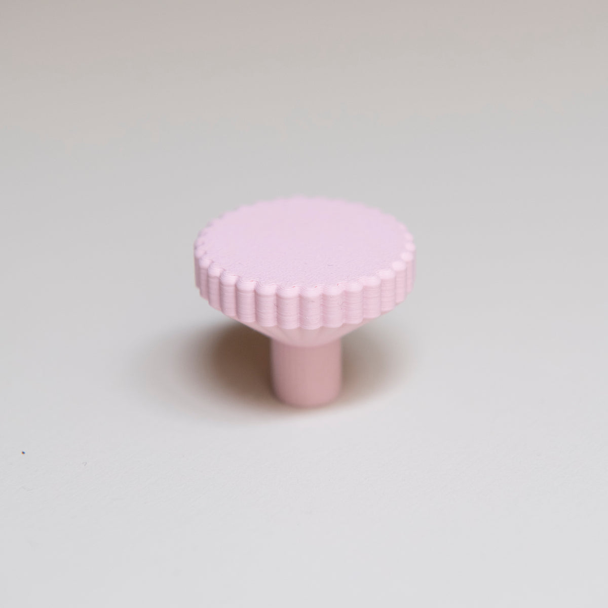 Bouton de meuble Biscuit couleur rose pâle, créé en collaboration entre Studio Couleur et Polycoco, en bioplastique éco-responsable. 