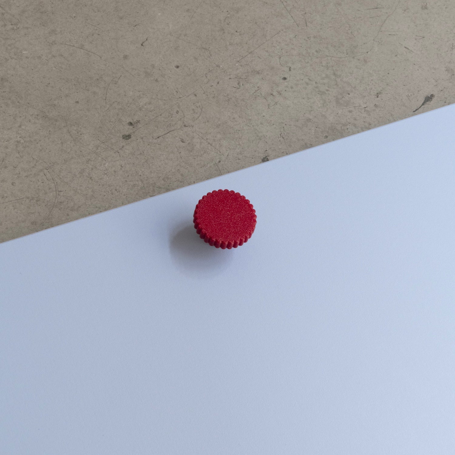 Bouton de meuble Biscuit couleur rouge, créé en collaboration entre Studio Couleur et Polycoco, en bioplastique éco-responsable. 