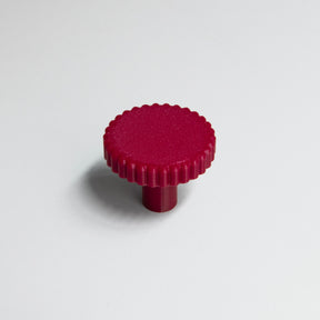 Bouton de meuble Biscuit couleur rouge, créé en collaboration entre Studio Couleur et Polycoco, en bioplastique éco-responsable. 