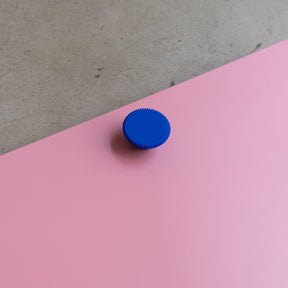 Bouton de meuble Cornet couleur bleu outremer, créé en collaboration entre Studio Couleur et Polycoco, en bioplastique éco-responsable. 