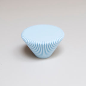 Bouton de meuble Cornet couleur bleu pâle, créé en collaboration entre Studio Couleur et Polycoco, en bioplastique éco-responsable. 