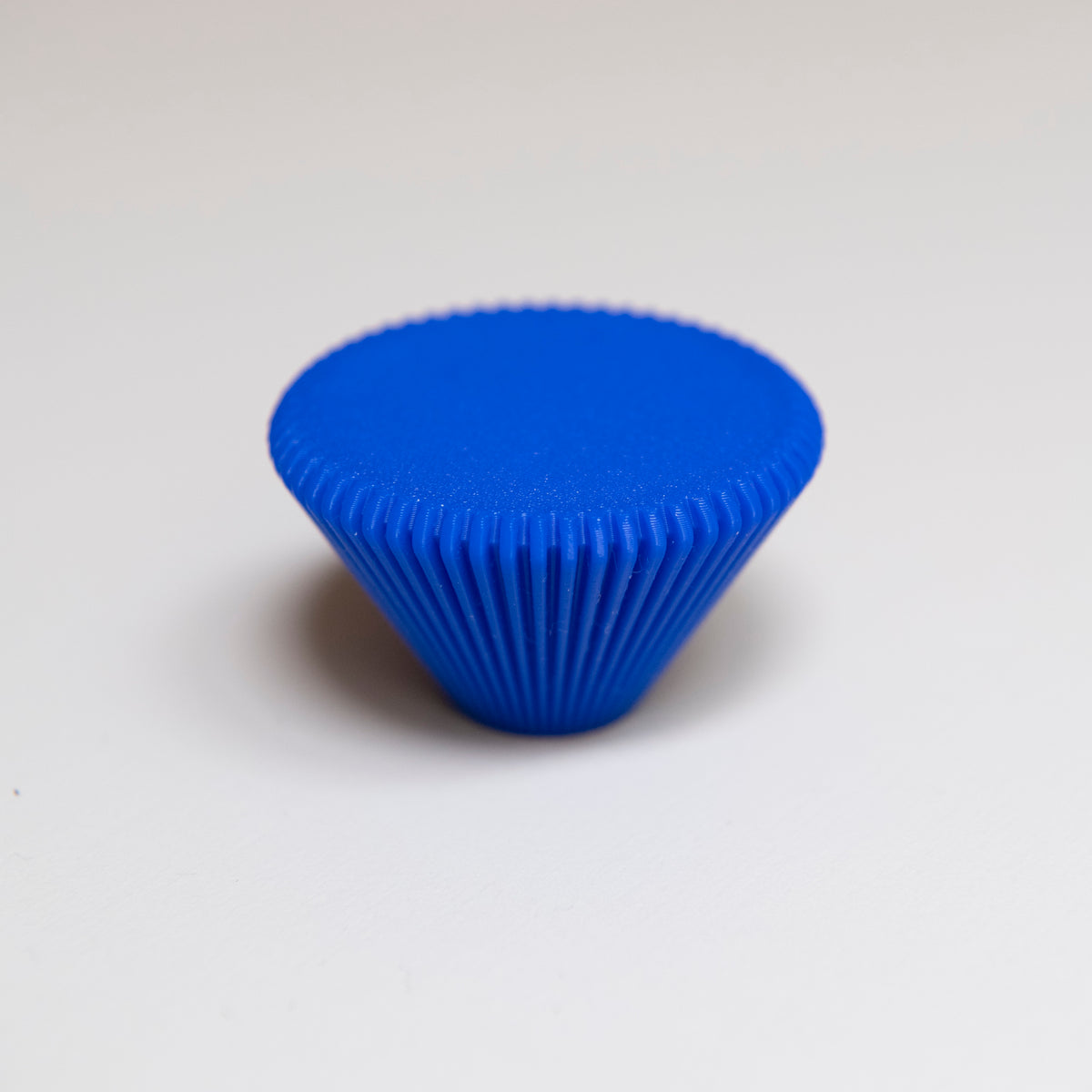 Bouton de meuble Cornet couleur bleu outremer, créé en collaboration entre Studio Couleur et Polycoco, en bioplastique éco-responsable. 