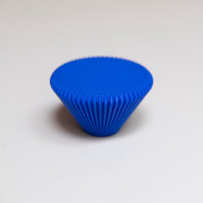 Bouton de meuble Cornet couleur bleu outremer, créé en collaboration entre Studio Couleur et Polycoco, en bioplastique éco-responsable. 