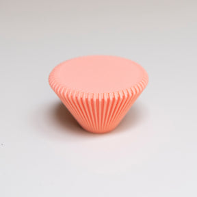 Bouton de meuble Cornet couleur corail, créé en collaboration entre Studio Couleur et Polycoco, en bioplastique éco-responsable. 