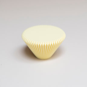 Bouton de meuble Cornet couleur jaune pâle, créé en collaboration entre Studio Couleur et Polycoco, en bioplastique éco-responsable. 