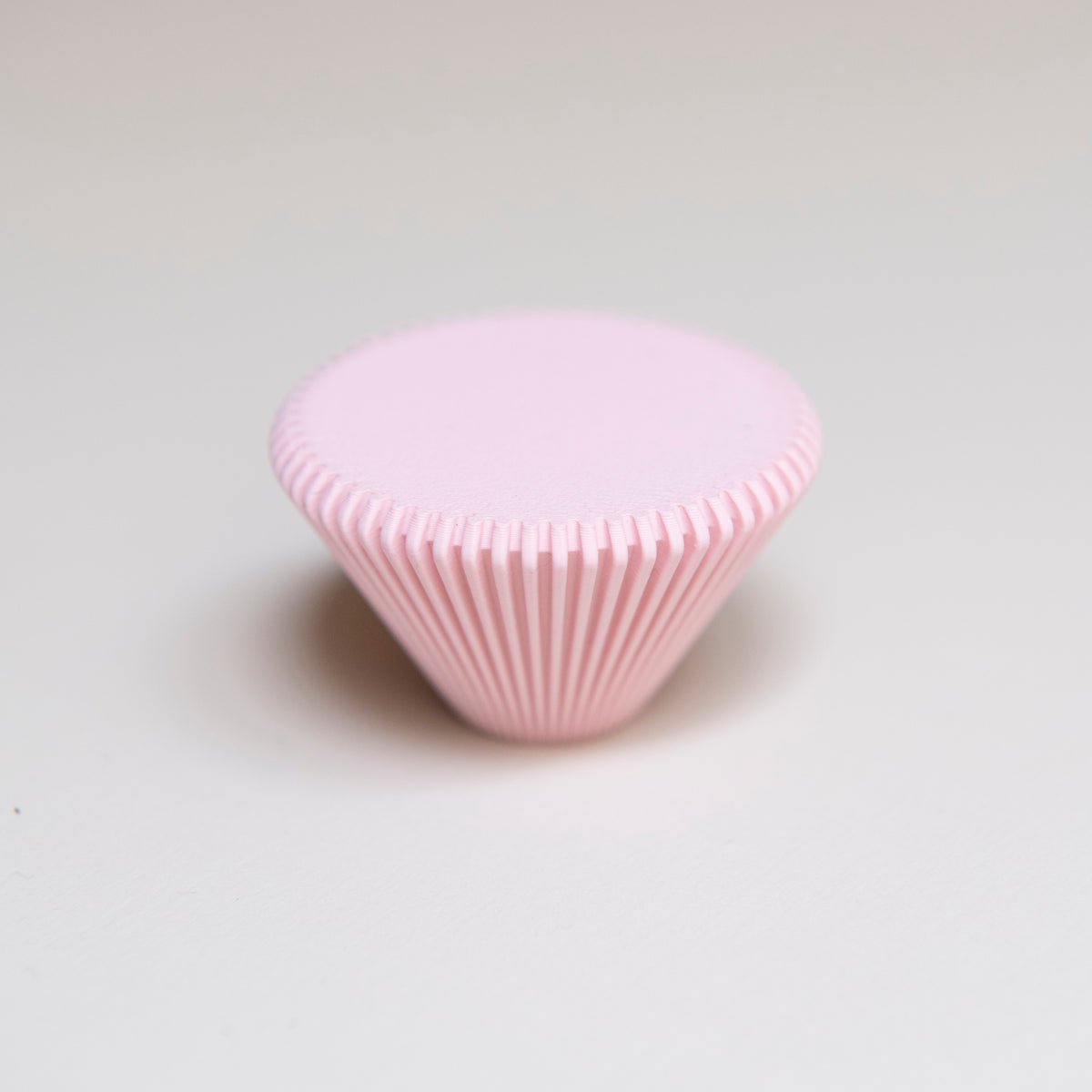 Bouton de meuble Cornet couleur rose pâle, créé en collaboration entre Studio Couleur et Polycoco, en bioplastique éco-responsable. 
