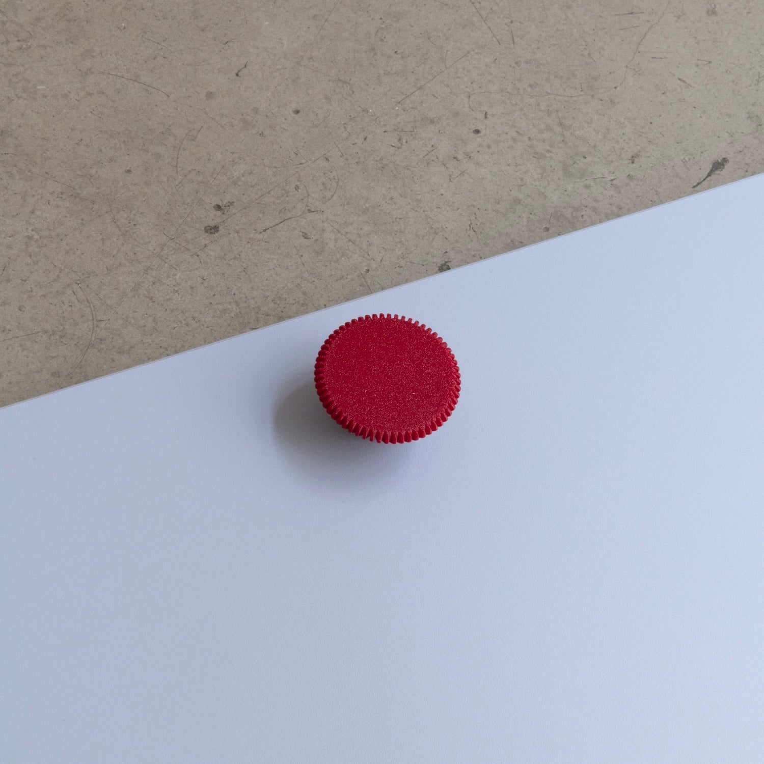 Bouton de meuble Cornet de couleur rouge, créé en collaboration entre Studio Couleur et Polycoco, en bioplastique éco-responsable. 